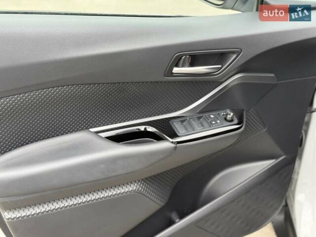 Серый Тойота C-HR, объемом двигателя 1.99 л и пробегом 95 тыс. км за 27300 $, фото 14 на Automoto.ua