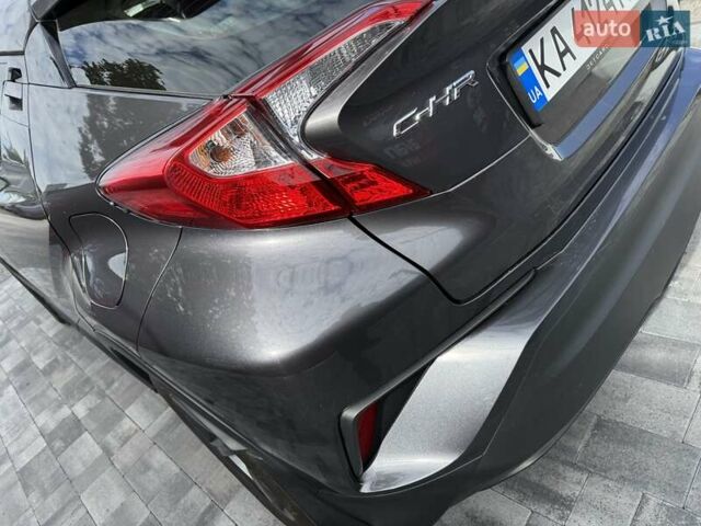 Серый Тойота C-HR, объемом двигателя 2 л и пробегом 81 тыс. км за 20999 $, фото 11 на Automoto.ua