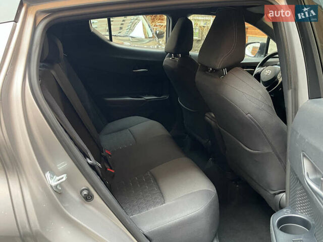 Серый Тойота C-HR, объемом двигателя 1.2 л и пробегом 62 тыс. км за 21500 $, фото 49 на Automoto.ua