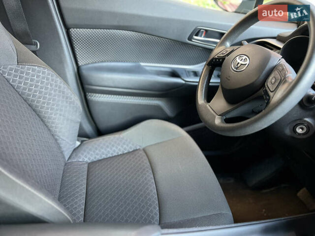 Серый Тойота C-HR, объемом двигателя 2 л и пробегом 78 тыс. км за 21500 $, фото 19 на Automoto.ua
