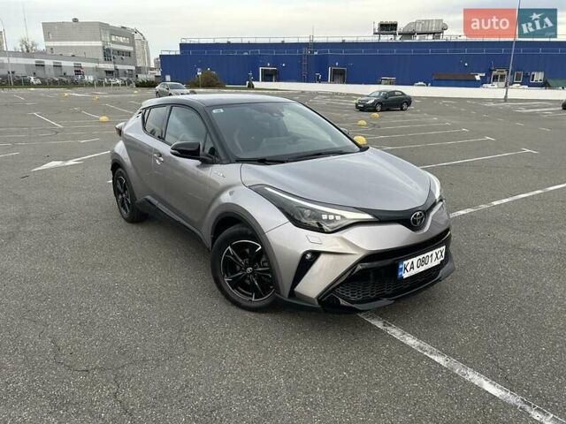 Серый Тойота C-HR, объемом двигателя 2 л и пробегом 18 тыс. км за 30900 $, фото 2 на Automoto.ua