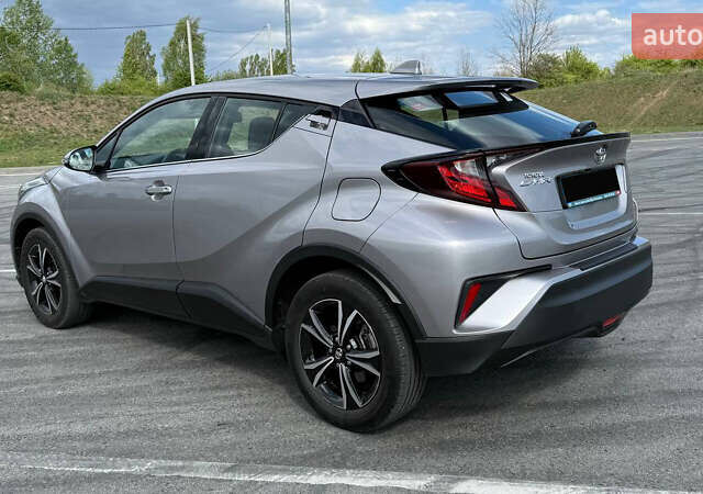 Серый Тойота C-HR, объемом двигателя 1.2 л и пробегом 27 тыс. км за 28000 $, фото 3 на Automoto.ua