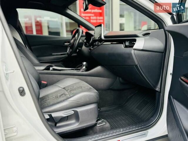 Сірий Тойота C-HR, об'ємом двигуна 1.99 л та пробігом 59 тис. км за 30060 $, фото 6 на Automoto.ua