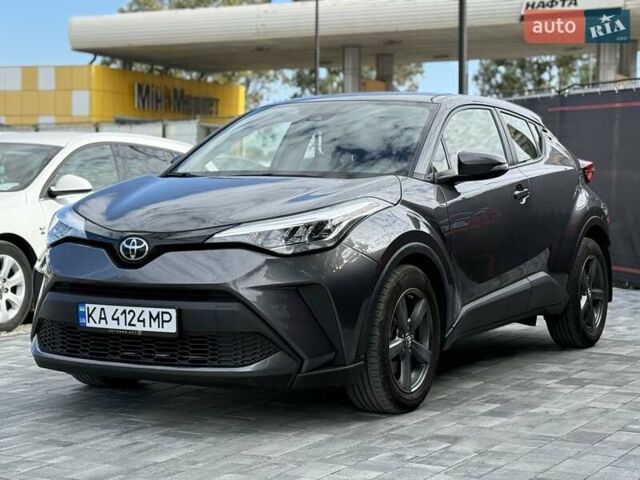 Серый Тойота C-HR, объемом двигателя 2 л и пробегом 81 тыс. км за 20999 $, фото 2 на Automoto.ua