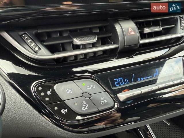Серый Тойота C-HR, объемом двигателя 1.99 л и пробегом 95 тыс. км за 27300 $, фото 27 на Automoto.ua