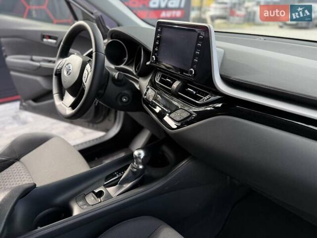 Серый Тойота C-HR, объемом двигателя 2 л и пробегом 81 тыс. км за 20999 $, фото 20 на Automoto.ua