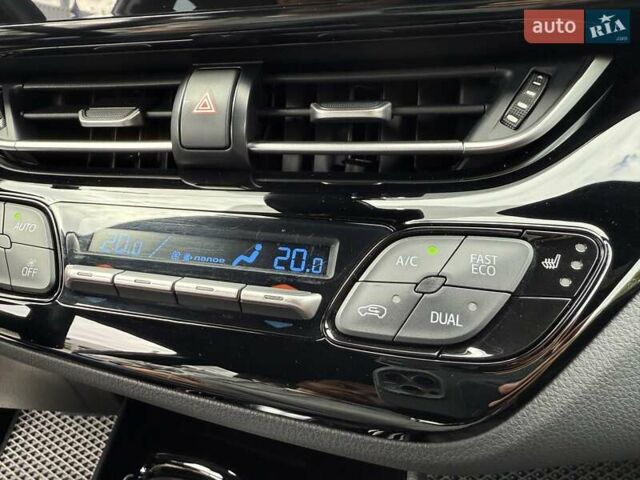 Серый Тойота C-HR, объемом двигателя 1.99 л и пробегом 95 тыс. км за 27300 $, фото 28 на Automoto.ua
