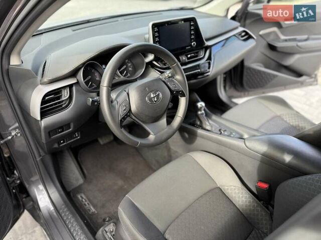 Серый Тойота C-HR, объемом двигателя 2 л и пробегом 81 тыс. км за 20999 $, фото 16 на Automoto.ua