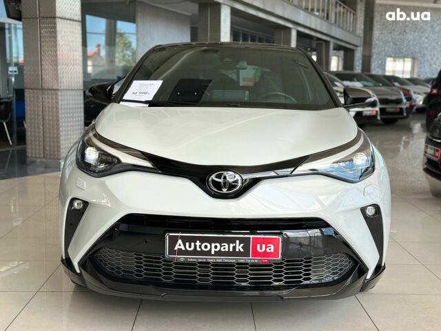 Серый Тойота C-HR, объемом двигателя 2 л и пробегом 27 тыс. км за 30990 $, фото 1 на Automoto.ua