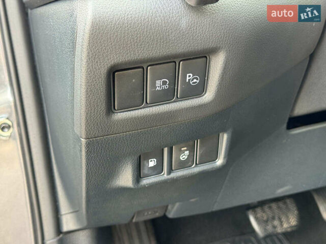 Серый Тойота C-HR, объемом двигателя 2 л и пробегом 42 тыс. км за 29890 $, фото 18 на Automoto.ua