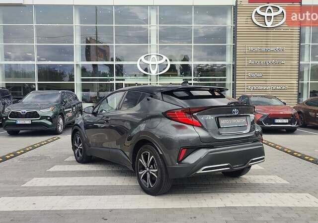 Серый Тойота C-HR, объемом двигателя 1.99 л и пробегом 57 тыс. км за 33077 $, фото 1 на Automoto.ua