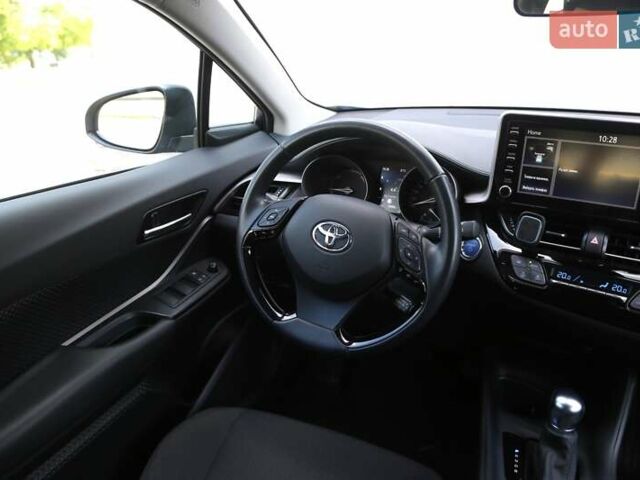 Серый Тойота C-HR, объемом двигателя 1.8 л и пробегом 29 тыс. км за 29900 $, фото 10 на Automoto.ua