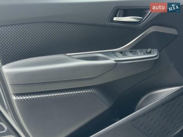 Серый Тойота C-HR, объемом двигателя 1.8 л и пробегом 28 тыс. км за 25490 $, фото 10 на Automoto.ua