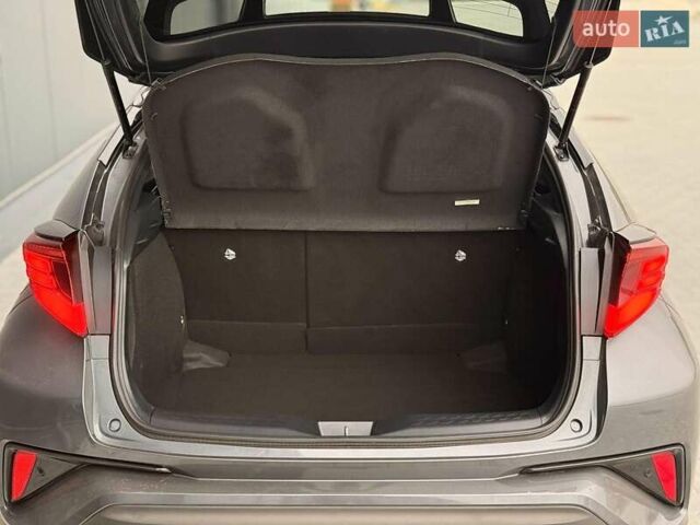 Серый Тойота C-HR, объемом двигателя 1.8 л и пробегом 28 тыс. км за 25490 $, фото 26 на Automoto.ua