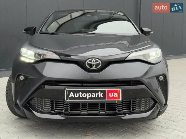 Серый Тойота C-HR, объемом двигателя 1.8 л и пробегом 28 тыс. км за 25490 $, фото 1 на Automoto.ua