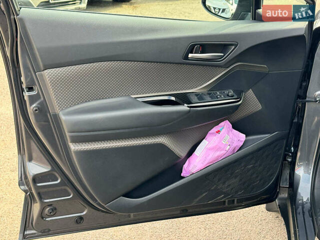 Серый Тойота C-HR, объемом двигателя 2 л и пробегом 42 тыс. км за 29890 $, фото 14 на Automoto.ua