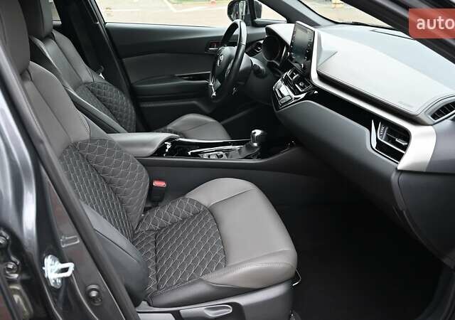 Серый Тойота C-HR, объемом двигателя 2 л и пробегом 101 тыс. км за 27426 $, фото 5 на Automoto.ua