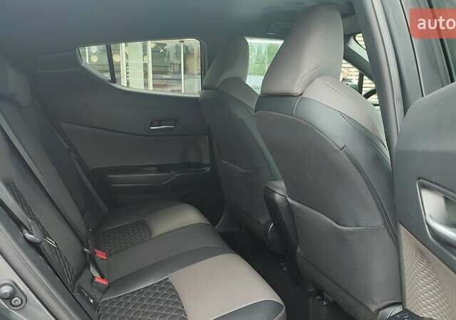 Серый Тойота C-HR, объемом двигателя 1.99 л и пробегом 57 тыс. км за 33077 $, фото 6 на Automoto.ua