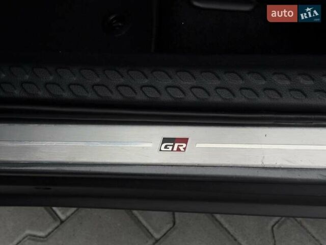 Серый Тойота C-HR, объемом двигателя 1.8 л и пробегом 28 тыс. км за 25490 $, фото 12 на Automoto.ua