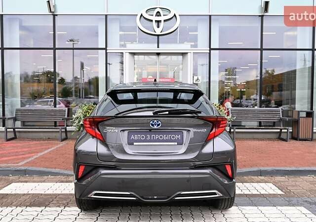 Серый Тойота C-HR, объемом двигателя 2 л и пробегом 101 тыс. км за 27426 $, фото 2 на Automoto.ua