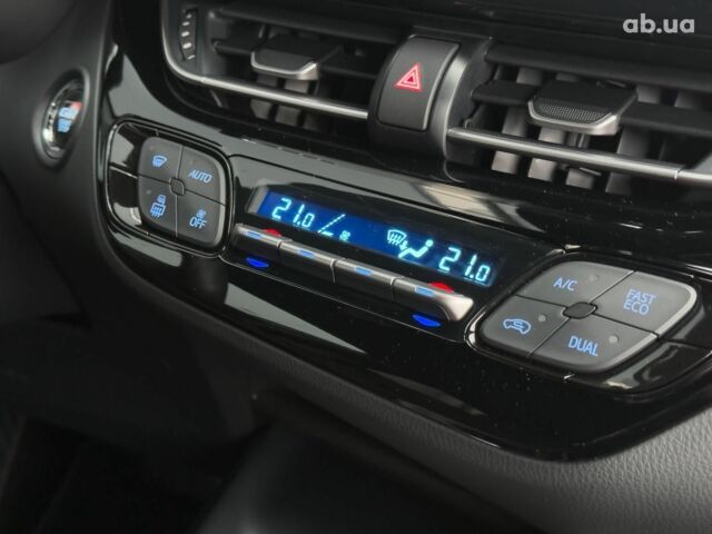 Серый Тойота C-HR, объемом двигателя 1.8 л и пробегом 28 тыс. км за 25490 $, фото 32 на Automoto.ua