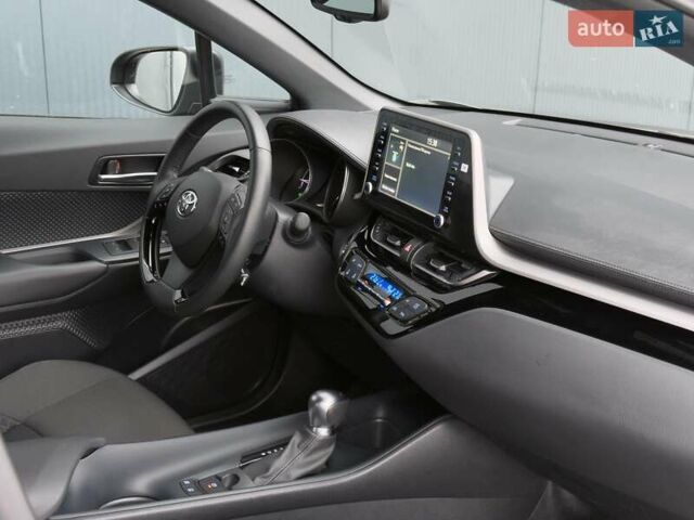 Серый Тойота C-HR, объемом двигателя 1.8 л и пробегом 28 тыс. км за 25490 $, фото 28 на Automoto.ua