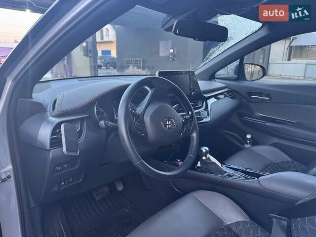 Серый Тойота C-HR, объемом двигателя 1.8 л и пробегом 58 тыс. км за 31200 $, фото 5 на Automoto.ua