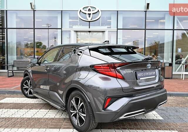 Серый Тойота C-HR, объемом двигателя 2 л и пробегом 101 тыс. км за 27426 $, фото 3 на Automoto.ua