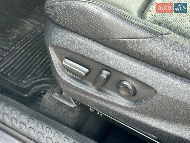 Серый Тойота C-HR, объемом двигателя 2 л и пробегом 42 тыс. км за 29890 $, фото 17 на Automoto.ua