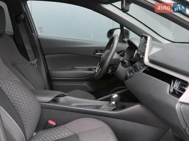 Серый Тойота C-HR, объемом двигателя 1.8 л и пробегом 28 тыс. км за 25490 $, фото 29 на Automoto.ua