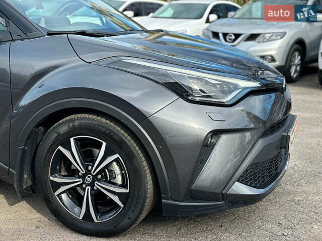 Серый Тойота C-HR, объемом двигателя 2 л и пробегом 42 тыс. км за 29890 $, фото 2 на Automoto.ua