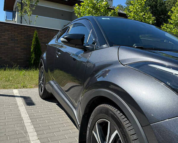 Серый Тойота C-HR, объемом двигателя 1.99 л и пробегом 38 тыс. км за 31000 $, фото 2 на Automoto.ua