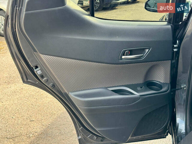 Серый Тойота C-HR, объемом двигателя 2 л и пробегом 42 тыс. км за 29890 $, фото 20 на Automoto.ua