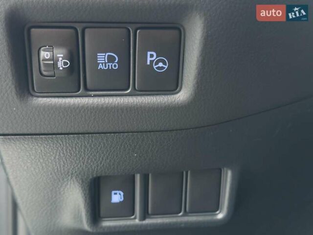 Серый Тойота C-HR, объемом двигателя 1.8 л и пробегом 28 тыс. км за 25490 $, фото 13 на Automoto.ua