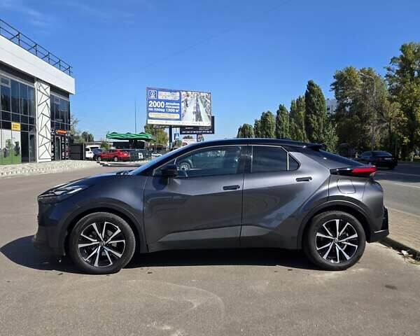 Серый Тойота C-HR, объемом двигателя 1.8 л и пробегом 5 тыс. км за 37300 $, фото 2 на Automoto.ua