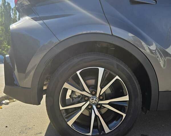 Серый Тойота C-HR, объемом двигателя 1.8 л и пробегом 5 тыс. км за 37300 $, фото 20 на Automoto.ua