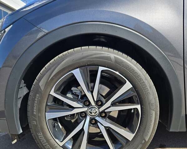 Серый Тойота C-HR, объемом двигателя 1.8 л и пробегом 5 тыс. км за 37300 $, фото 18 на Automoto.ua