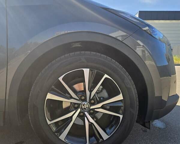 Серый Тойота C-HR, объемом двигателя 1.8 л и пробегом 5 тыс. км за 37300 $, фото 21 на Automoto.ua
