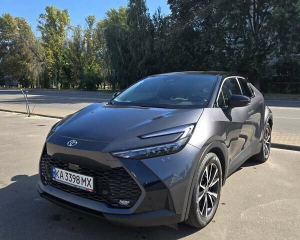 Серый Тойота C-HR, объемом двигателя 1.8 л и пробегом 5 тыс. км за 37300 $, фото 1 на Automoto.ua