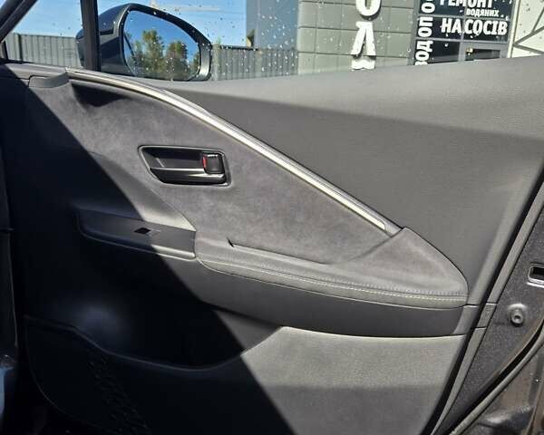 Серый Тойота C-HR, объемом двигателя 1.8 л и пробегом 5 тыс. км за 37300 $, фото 36 на Automoto.ua
