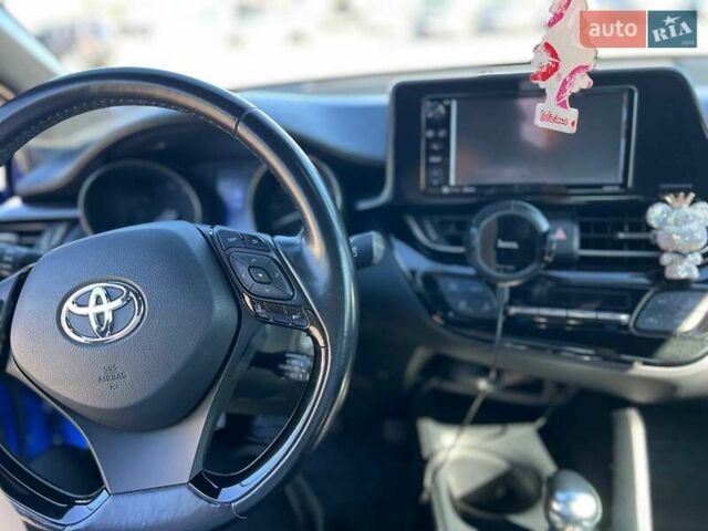 Синий Тойота C-HR, объемом двигателя 1.99 л и пробегом 59 тыс. км за 16700 $, фото 2 на Automoto.ua