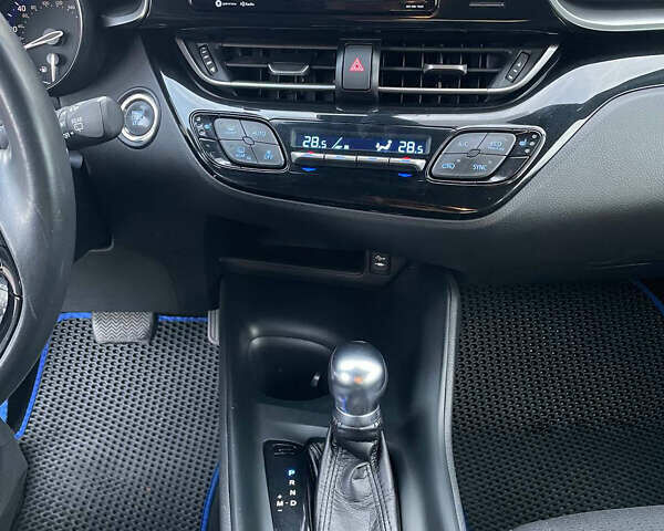 Синий Тойота C-HR, объемом двигателя 1.99 л и пробегом 126 тыс. км за 16999 $, фото 15 на Automoto.ua