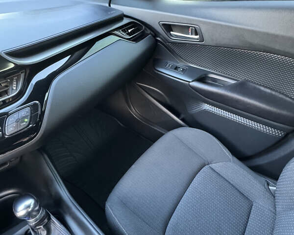 Синий Тойота C-HR, объемом двигателя 1.99 л и пробегом 32 тыс. км за 18900 $, фото 21 на Automoto.ua