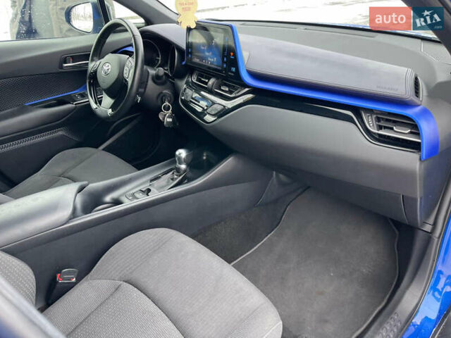 Тойота C-HR 2018 у Коломые на Automoto.ua Синій Тойота C-HR, об'ємом двигуна 1.99 л та пробігом 56 тис. км за 16300 $, фото 1 на Automoto.ua