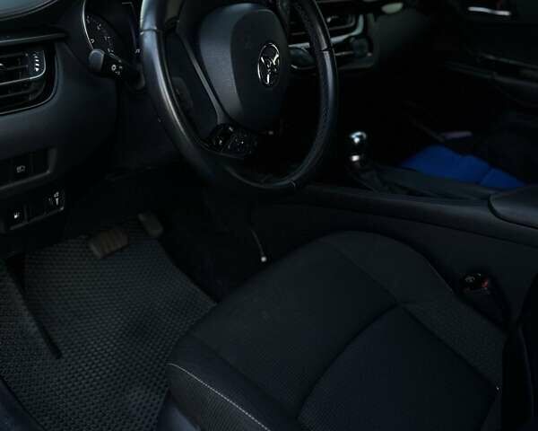 Синий Тойота C-HR, объемом двигателя 1.99 л и пробегом 101 тыс. км за 18600 $, фото 1 на Automoto.ua