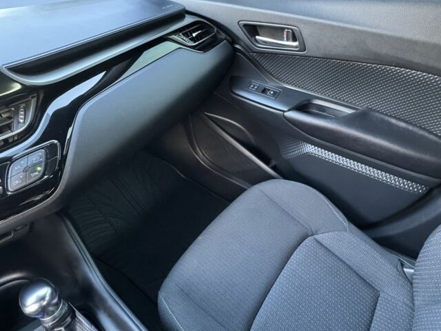 Синий Тойота C-HR, объемом двигателя 2 л и пробегом 32 тыс. км за 18300 $, фото 13 на Automoto.ua