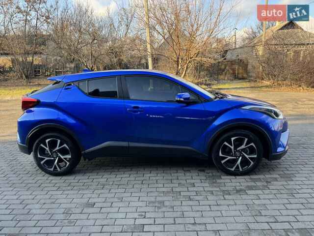 Синий Тойота C-HR, объемом двигателя 1.99 л и пробегом 32 тыс. км за 18900 $, фото 2 на Automoto.ua