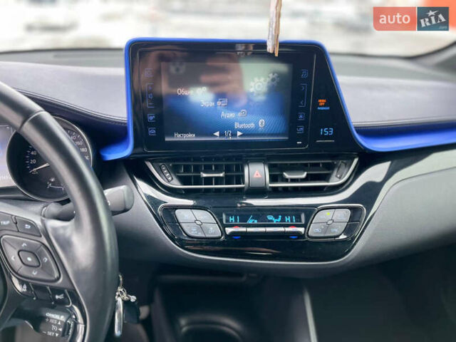 Тойота C-HR 2018 у Коломые на Automoto.ua Синій Тойота C-HR, об'ємом двигуна 1.99 л та пробігом 56 тис. км за 16300 $, фото 4 на Automoto.ua
