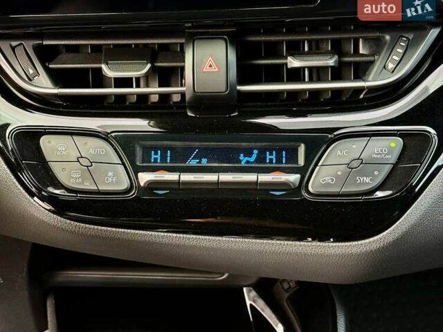 Синий Тойота C-HR, объемом двигателя 2 л и пробегом 107 тыс. км за 18500 $, фото 29 на Automoto.ua