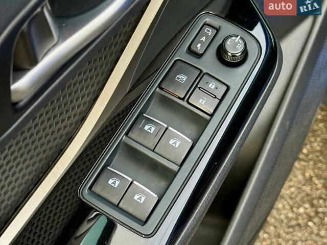 Синий Тойота C-HR, объемом двигателя 2 л и пробегом 107 тыс. км за 18500 $, фото 21 на Automoto.ua